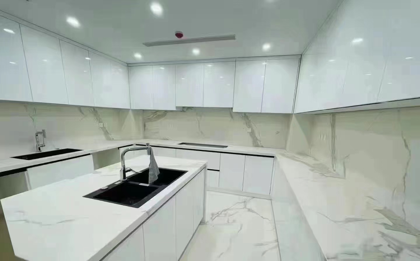 Encimera de cocina de casa de campo laminada de mármol